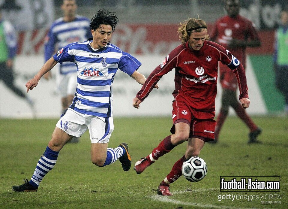 DUISBURG, GERMANY - FEBRUARY 4: Jung-Hwan Ahn from Duisburg (left) takes on Marco Engelhardt (right) during the Bundesliga match between MSV Duisburg and 1.FC Kaiserslautern at the MSV Arena on February 4, 2006 in Duisburg, Germany. (Photo by Bongarts/Getty Images)