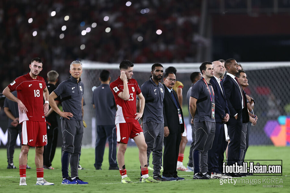 JAKARTA, INDONESIA - MARCH 25: Indonesia players applaud fans after the team's 1-0 victory in the FIFA World Cup qualifier Asian third round Group C match between Indonesia and Bahrain at Gelora Bung Karno Stadium on March 25, 2025 in Jakarta, Indonesia. (Photo by Robertus Pudyanto/Getty Images)
