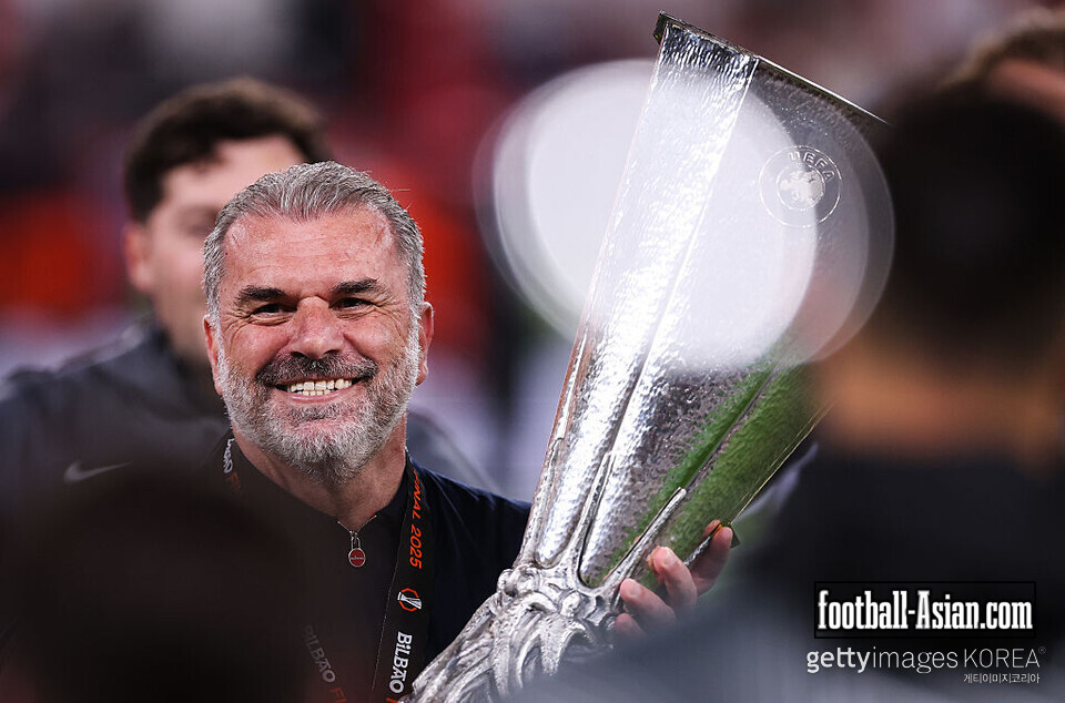 BILBAO, SPAIN - MAY 21: Ange Postecoglou, Manager of Tottenham Hotspur, celebrates with the UEFA Europa League trophy after his team's victory the UEFA Europa League Final 2025 between Tottenham Hotspur and Manchester United at on May 21, 2025 in Bilbao, Spain. (Photo by Ryan Pierse/Getty Images)