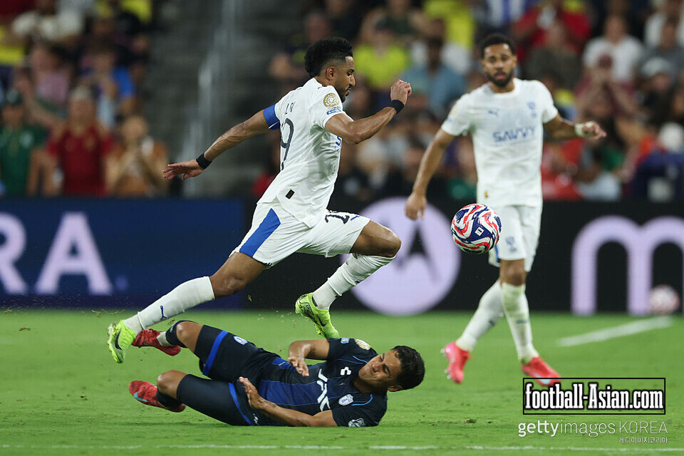 NASHVILLE, TENNESSEE - JUNE 26: Salem Aldawsari #29 of Al Hilal is challenged by Carlos Sanchez #14 of CF Pachuca during the FIFA Club World Cup 2025 group H match between Al Hilal and CF Pachuca at GEODIS Park on June 26, 2025 in Nashville, Tennessee. (Photo by Richard Pelham/Getty Images)