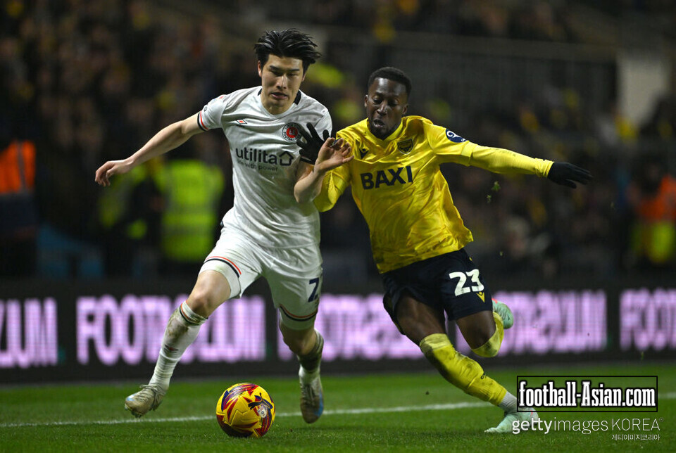 OXFORD, ENGLAND - JANUARY 21: Daiki Hashioka of Luton Town is challenged by Siriki Dembele of Oxford United during the Sky Bet Championship match between Oxford United FC and Luton Town FC at Kassam Stadium on January 21, 2025 in Oxford, England. (Photo by Shaun Botterill/Getty Images)