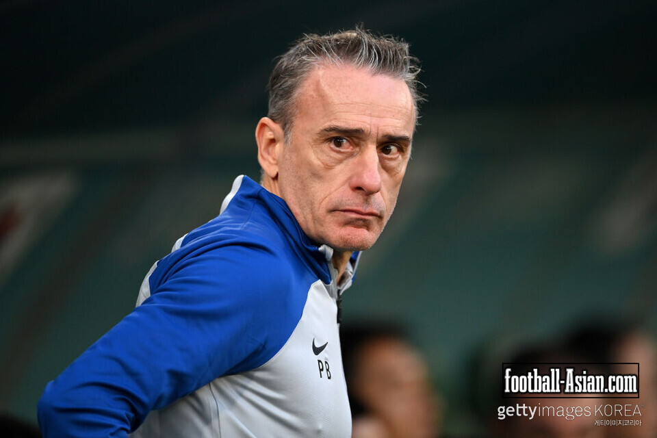 AL RAYYAN, QATAR - NOVEMBER 28: Paulo Bento, Head Coach of Korea Republic looks on during the FIFA World Cup Qatar 2022 Group H match between Korea Republic and Ghana at Education City Stadium on November 28, 2022 in Al Rayyan, Qatar. (Photo by Dan Mullan/Getty Images)
