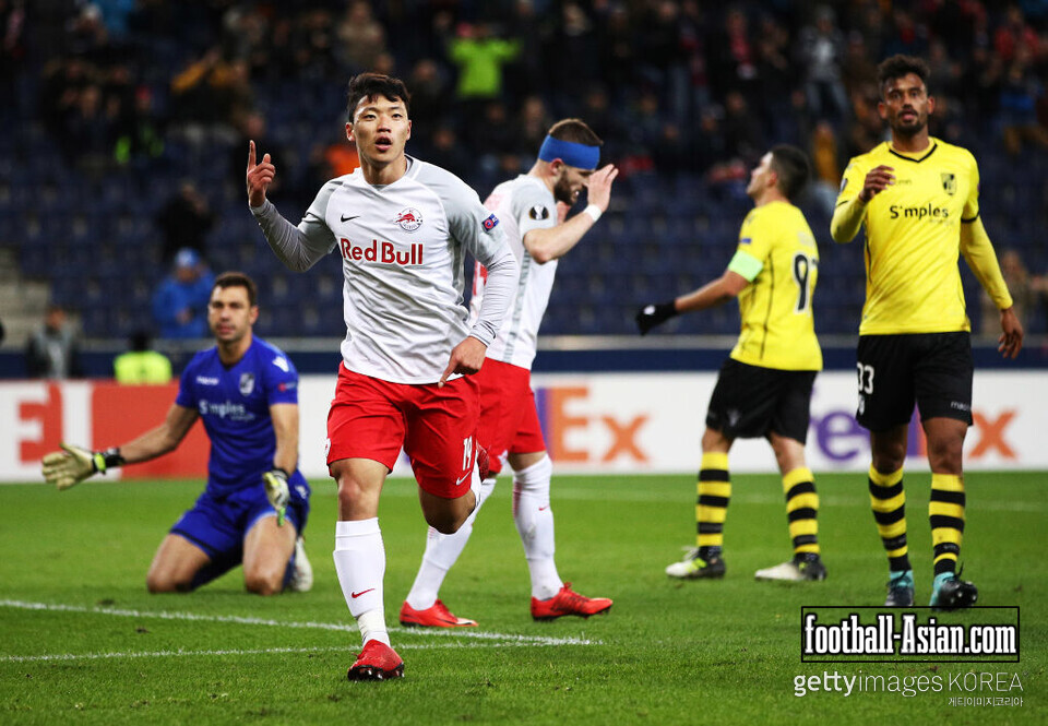 SALZBURG, AUSTRIA - NOVEMBER 23: Hwang Hee-chan of Red Bull Salzburg celebrates after scoring a goal during the UEFA Europa League group I match between FC Salzburg and Vitoria Guimaraes at Red Bull Arena on November 23, 2017 in Salzburg, Austria. (Photo by Adam Pretty/Getty Images)