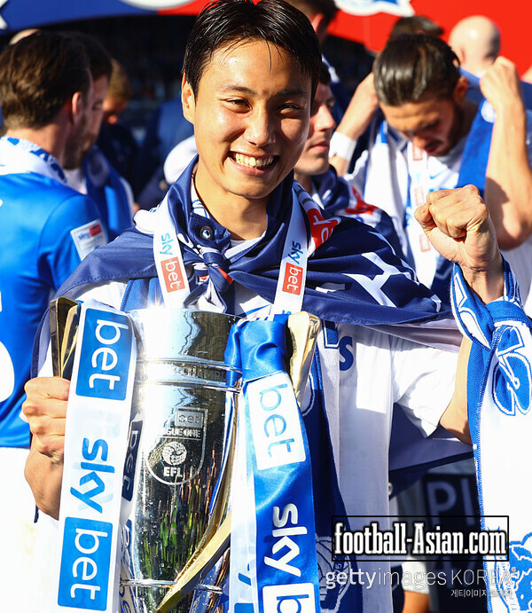 BIRMINGHAM, ENGLAND - APRIL 27: Paik Seung-Ho of Birmingham City poses for a photo with the EFL Sky Bet League One Trophy following the Sky Bet League One match between Birmingham City FC and Mansfield Town FC at St Andrew’s at Knighthead Park on April 27, 2025 in Birmingham, England. (Photo by Mark Thompson/Getty Images)