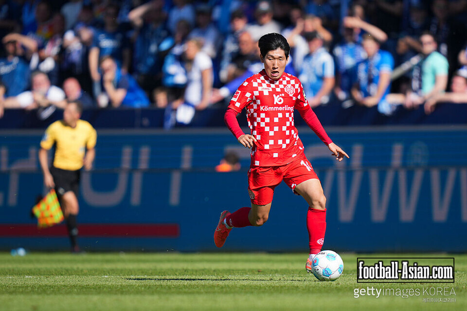 BOCHUM, GERMANY - MAY 10: Hyunseok Hong of 1. FSV Mainz 05 runs with the ball during the Bundesliga match between VfL Bochum 1848 and 1. FSV Mainz 05 at Vonovia Ruhrstadion on May 10, 2025 in Bochum, Germany. (Photo by Pau Barrena/Getty Images)