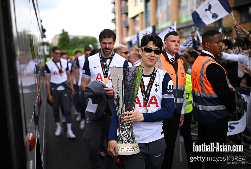 LONDON, ENGLAND - MAY 23: Son Heung-Min of Tottenham Hotspur holds the UEFA Europa League trophy as he boards the bus during the Tottenham Hotspur UEFA Europa League trophy parade on May 23, 2025 in London, England. Spurs defeated Manchester United in the final in Bilbao on May 21 to win their first major trophy in 17 years. (Photo by Leon Neal/Getty Images)