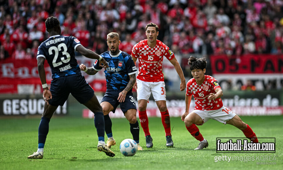 MAINZ, GERMANY - SEPTEMBER 28: Omar-Haktab Traore of FC Heidenheim 1846, Niklas Dorsch of FC Heidenheim 1846, Dominik Kohr of 1.FSV Mainz 05 and Hyunseok Hong of 1.FSV Mainz 05 in action during the Bundesliga match between 1. FSV Mainz 05 and 1. FC Heidenheim 1846 at MEWA Arena on September 28, 2024 in Mainz, Germany. (Photo by Neil Baynes/Getty Images)