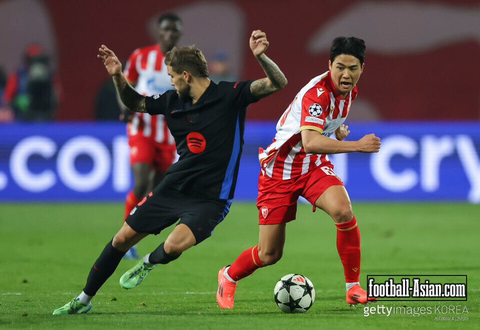 BELGRADE, SERBIA - NOVEMBER 6: Seol Young-woo (L) of Crvena Zvezda in action against Inigo Martinez (R) of Barcelona during the UEFA Champions League 2024/25 League Phase MD4 match between FK Crvena Zvezda and FC Barcelona at Stadium Rajko Mitic on November 6, 2024 in Belgrade, Serbia. (Photo by Srdjan Stevanovic/Getty Images)