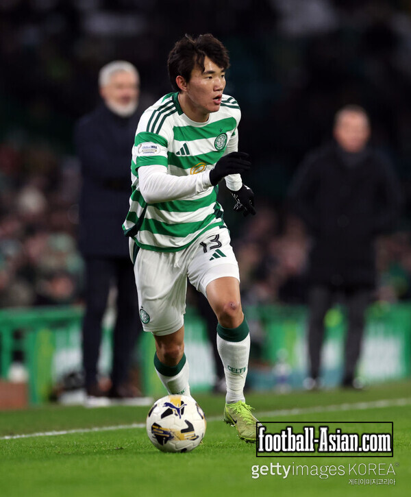 GLASGOW, SCOTLAND - JANUARY 08: Yang Hyun-Jun of Celtic controls the ball during the William Hill Premiership match between Celtic FC and Dundee United at Celtic Park on January 08, 2025 in Glasgow, Scotland. (Photo by Ian MacNicol/Getty Images)