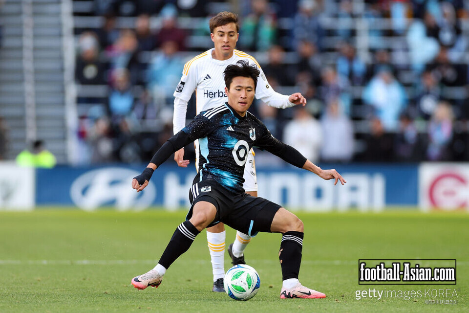 ST PAUL, MINNESOTA - MARCH 22: Jeong Sang-Bin #7 of Minnesota United dribbles the ball against Julián Aude #3 of Los Angeles Galaxy in the second half at Allianz Field on March 22, 2025 in St Paul, Minnesota. Los Angeles Galaxy and Minnesota United played to a 2-2 draw. (Photo by David Berding/Getty Images)