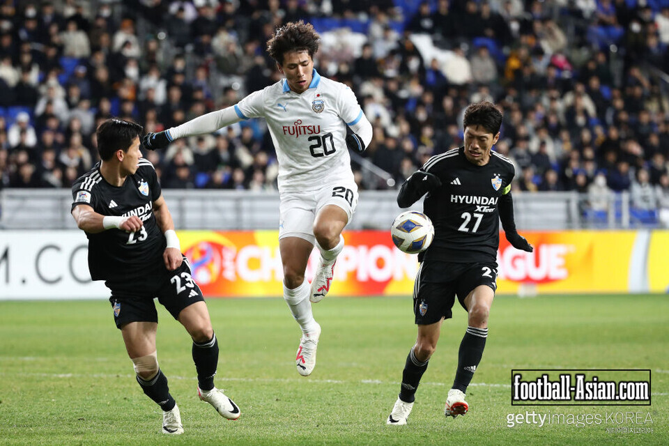 ULSAN, SOUTH KOREA - DECEMBER 12: Yamada Shin of Kawasaki Frontale battles for possession with Lee Chung-yong of Ulsan Hyundai during the AFC Champions League Group I match between Ulsan Hyundai and Kawasaki Frontale at Ulsan Munsu Stadium on December 12, 2023 in Ulsan, South Korea. (Photo by Chung Sung-Jun/Getty Images)