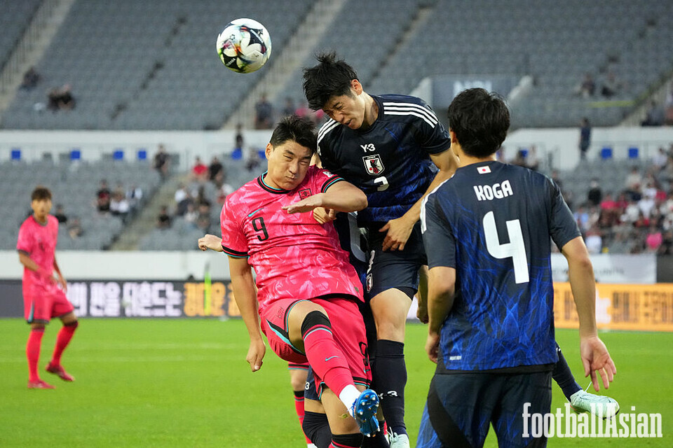 YONGIN, SOUTH KOREA - JULY 15: Hayato Araki of Japan controls the ball against Minkyu Joo #9 during the EAFF E-1 Men's Football Championship match between South Korea and Japan at Yongin Mireu Stadium on July 15, 2025 in Yongin, South Korea. (Photo by Koji Watanabe/Getty Images)