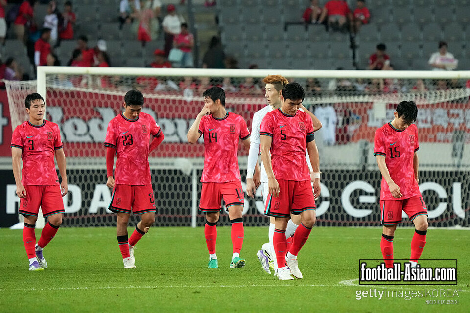 YONGIN, SOUTH KOREA - JULY 15: South Korea show their disappointment during the EAFF E-1 Men's Football Championship match between South Korea and Japan at Yongin Mireu Stadium on July 15, 2025 in Yongin, South Korea. (Photo by Koji Watanabe/Getty Images)