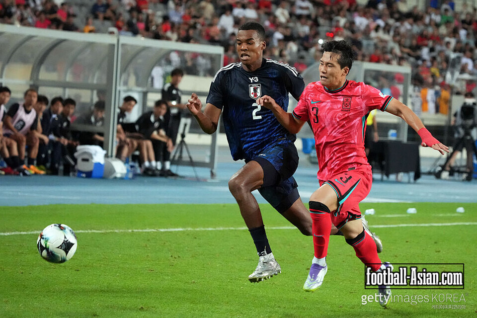 YONGIN, SOUTH KOREA - JULY 15: Henry Heroki Mochizuki #2 of Japan and Taeseok Lee #3 controls the ball against during the EAFF E-1 Men's Football Championship match between South Korea and Japan at Yongin Mireu Stadium on July 15, 2025 in Yongin, South Korea. (Photo by Koji Watanabe/Getty Images)