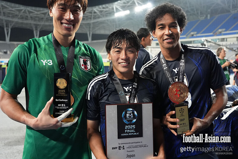 YONGIN, SOUTH KOREA - JULY 15: Keisuke Osako #1 and Yuki Soma #7 and Ryo Germain #13 of Japan Top Scorer Award celebrate the victory following during the EAFF E-1 Men's Football Championship match between South Korea and Japan at Yongin Mireu Stadium on July 15, 2025 in Yongin, South Korea. (Photo by Koji Watanabe/Getty Images)