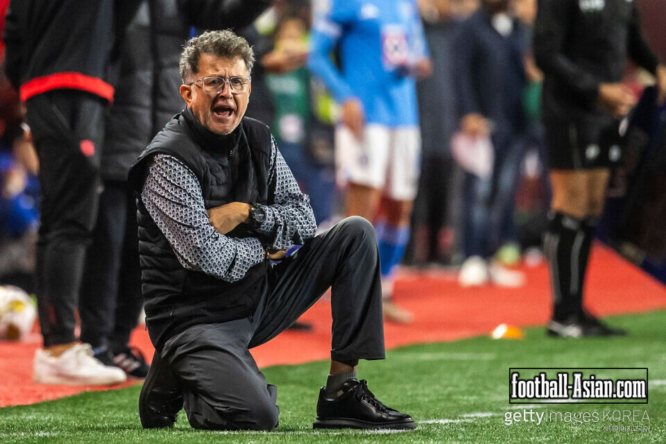 TIJUANA, MEXICO - NOVEMBER 27: Juan Carlos Osorio head coach of Tijuana gestures during the quarterfinals first leg match between Tijuana and Cruz Azul as part of the Torneo Apertura 2024 Liga MX at Caliente Stadium on November 27, 2024 in Tijuana, Mexico. (Photo by Francisco Vega/Getty Images)