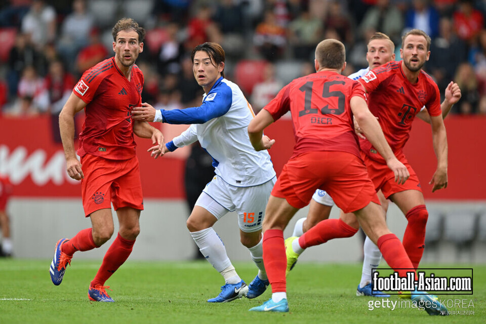 MUNICH, GERMANY - AUGUST 20: Leon Goretzka of FC Bayern Muenchen competes with Ayumu Seko of Grasshopper Club Zürich during the Preseason Friendly match between FC Bayern München and Grashoppers Zürich at FCB Campus on August 20, 2024 in Munich, Germany. (Photo by Sebastian Widmann/Getty Images)