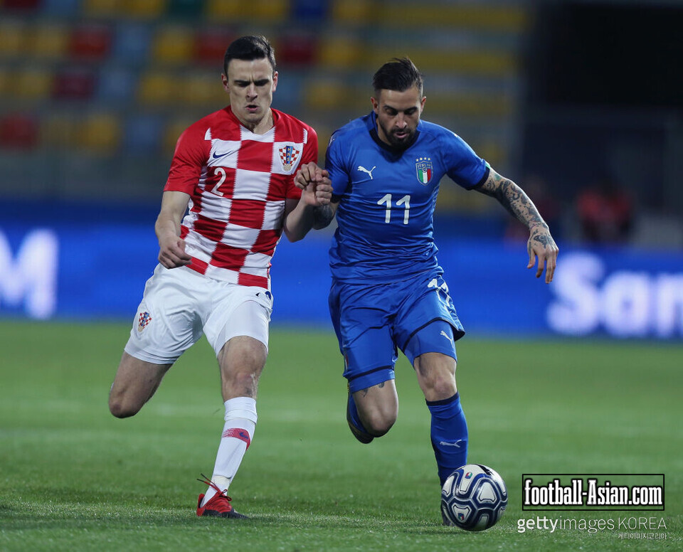 FROSINONE, ITALY - MARCH 25: Vittorio Perugini of Italy U21 competes for the ball with Filip Uremovic of Croatia during the International Friendly match between Italy U21 and Croatia U21 at Stadio Benito Stirpe on March 25, 2019 in Frosinone, Italy. (Photo by Paolo Bruno/Getty Images)