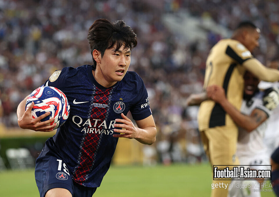 PASADENA, CALIFORNIA - JUNE 19: Lee Kang-in of Paris Saint-Germain races to take a corner as time runs out during the FIFA Club World Cup 2025 group B match between Paris Saint-Germain FC and Botafogo FR at Rose Bowl Stadium on June 19, 2025 in Pasadena, California. (Photo by Stu Forster/Getty Images)