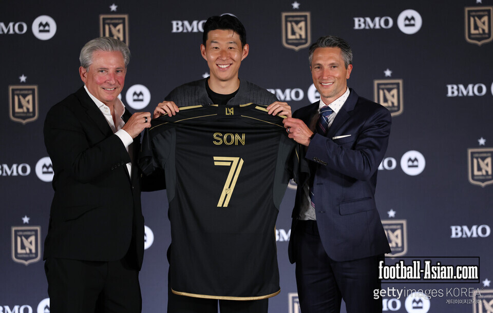 LOS ANGELES, CALIFORNIA - AUGUST 6: Son Hueng-Min is introduced by Los Angeles Football Club owner Bennett Rosenthal, left, and general manager John Thorrington during a news conference at BMO Stadium on August 6, 2025 in Los Angeles, California. (Photo by Kevork Djansezian/Getty Images)
