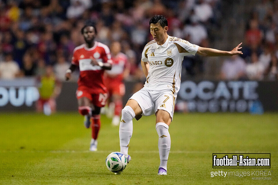 BRIDGEVIEW, ILLINOIS - AUGUST 09: Son Heung-Min #7 of Los Angeles FC kicks the ball during the MLS match between Chicago Fire FC and Los Angeles Football Club at SeatGeek Stadium on August 09, 2025 in Bridgeview, Illinois. (Photo by Patrick McDermott/Getty Images)
