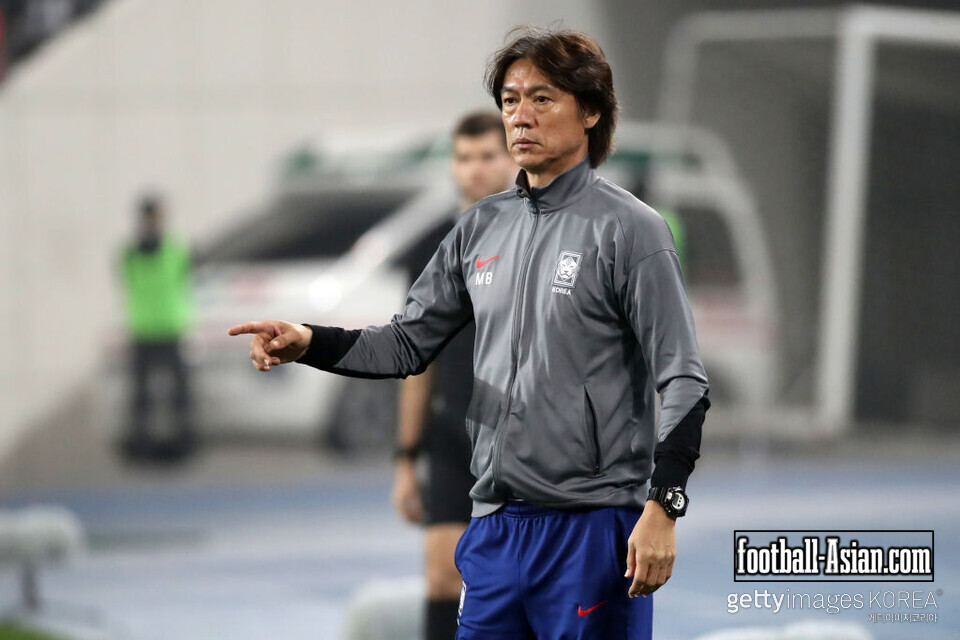 YONGIN, SOUTH KOREA - OCTOBER 15: South Korea head coach, Hong Myung-bo gestures during the FIFA World Cup Asian Third Qualifier Group B match between South Korea and Iraq at Mireu Stadium on October 15, 2024 in Yongin, South Korea. (Photo by Chung Sung-Jun/Getty Images)