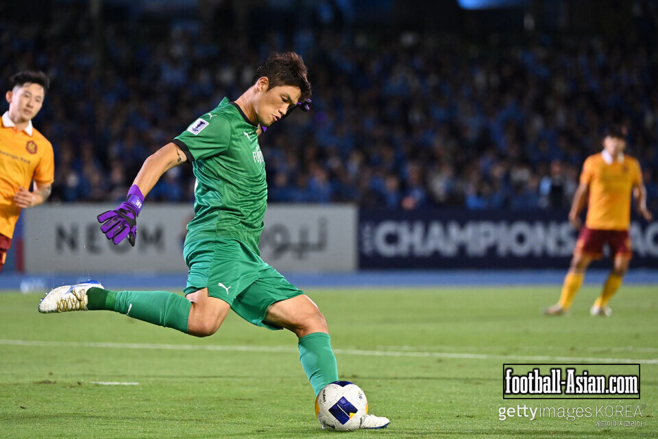 KAWASAKI, JAPAN - OCTOBER 01: Jung Sung-ryong of Kawasaki Frontale in action during the AFC Champions League Elite East Region match between Kawasaki Frontale and Gwangju at Kawasaki Todoroki Stadium on October 01, 2024 in Kawasaki, Kanagawa, Japan. (Photo by Kenta Harada/Getty Images)