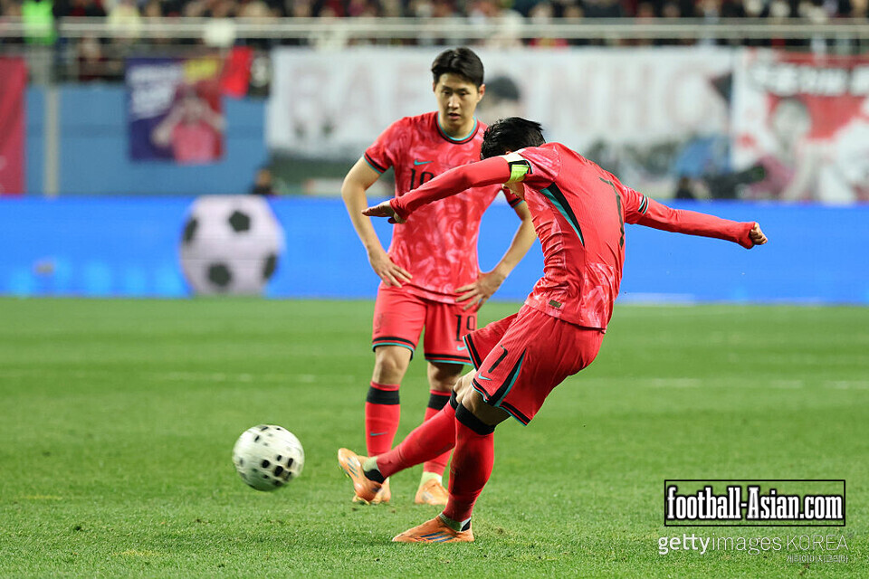DAEJEON, SOUTH KOREA - NOVEMBER 14: Son Heungmin of South Korea scores the team's first goal from a free kick during the international friendly match between South Korea and Bolivia at Daejeon World Cup Stadium on November 14, 2025 in Daejeon, South Korea. (Photo by Chung Sung-Jun/Getty Images)