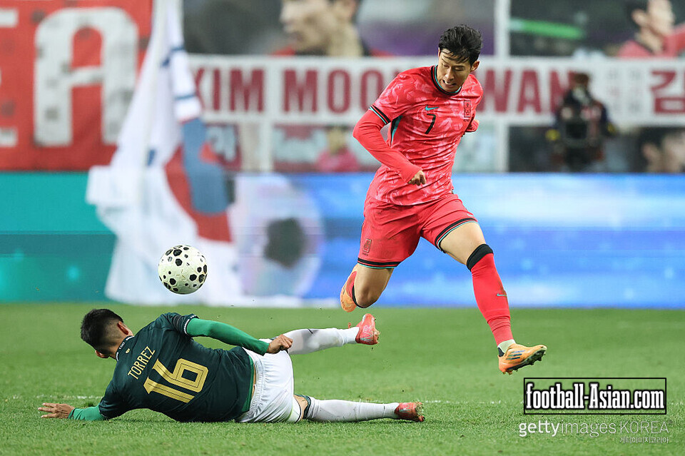 DAEJEON, SOUTH KOREA - NOVEMBER 14: Son Heung Min of South Korea (R) and Marcelo Torrez of Bolivia (L) battle for possession during the international friendly match between South Korea and Bolivia at Daejeon World Cup Stadium on November 14, 2025 in Daejeon, South Korea. (Photo by Chung Sung-Jun/Getty Images)