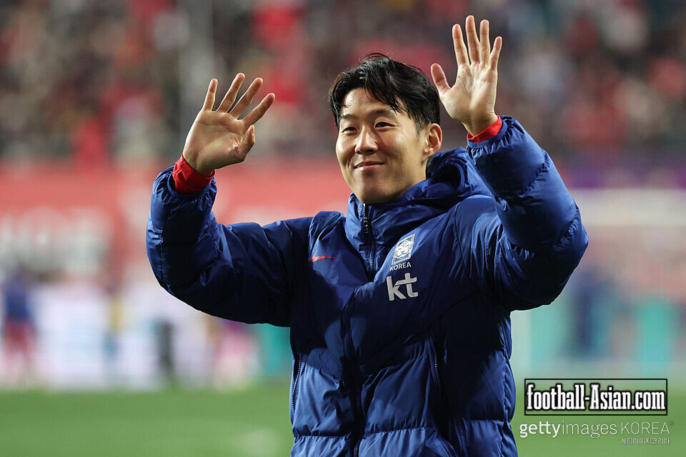 DAEJEON, SOUTH KOREA - NOVEMBER 14: Son Heung Min of South Korea applauds supporters after the international friendly match between South Korea and Bolivia at Daejeon World Cup Stadium on November 14, 2025 in Daejeon, South Korea. (Photo by Chung Sung-Jun/Getty Images)